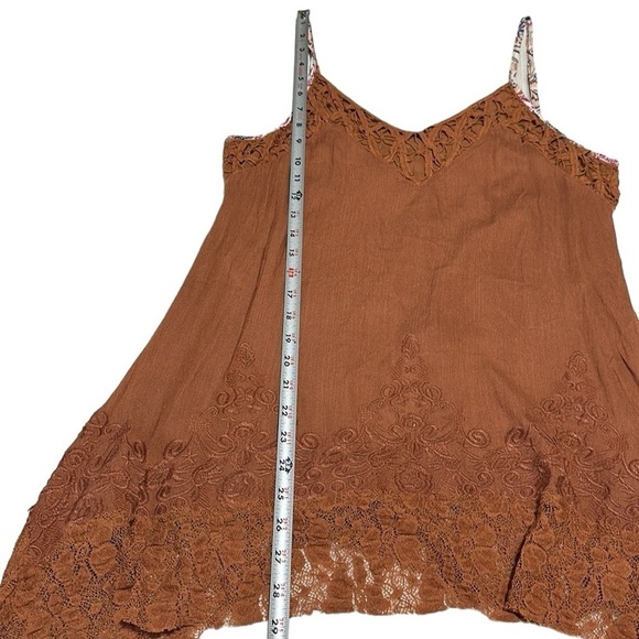 Gimmicks by BKE Lace Trim Embroidered Asymmetrical Hem Tank Top Size M NWT - Picture 7 of 8